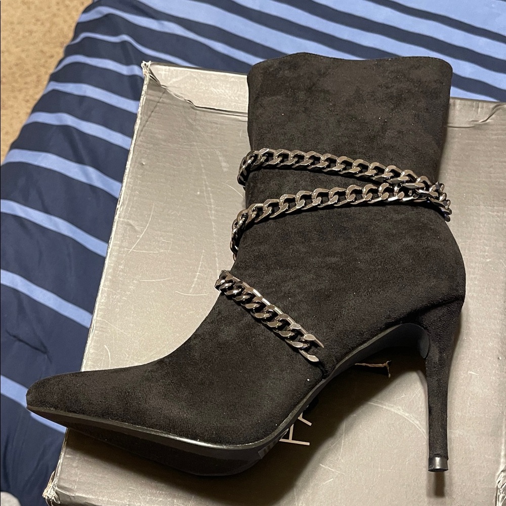 Elegant Black Chain-Embellished Women's Boots